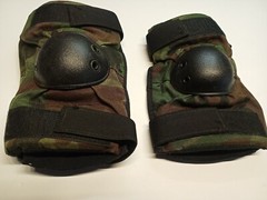 BIJAN’S WOODLAND CAMO TACTICAL US ARMY ELBOW PADS. ADJUSTABLE & DURABLE !