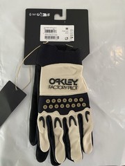 Oakley Factory Pilot Full Switchback MTB Finger Gloves 2.0- Tan/ Black