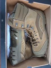 GENUINE US MILITARY ISSUED BATES COMBAT HIKER BOOT. SIZE: 9 1/2 NARROW NEW !
